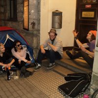 Foto: Jaunieši ar telti gaida biļešu pārdošanu uz Hermaņa jauno izrādi