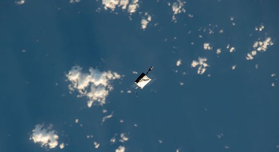 Arī labākajām gadās. Astronautes kļūdās, Zeme tiek pie jauna 'pavadoņa'