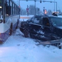 Divu 'Mercedes' - autobusa un vieglā automobiļa - avārija Krasta ielā