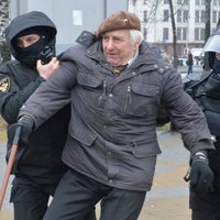 Video: Baltkrievu policija nesaudzē arī sirmgalvjus