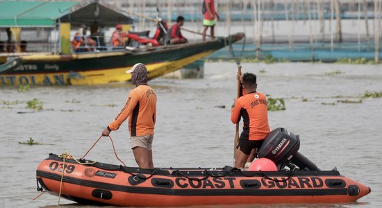 Foto: Filipīnās apgāžas pārpildīts pasažieru kuģis; iet bojā 26 cilvēki