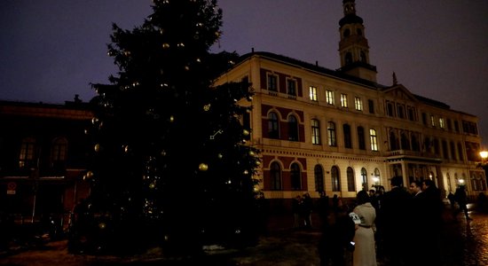 Atgādinājums par nepieciešamību atbalstīt Ukrainu. Rātslaukumā uz laiku izslēdz apgaismojumu