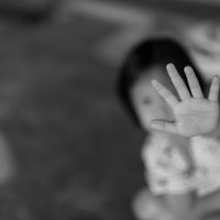 Latvijas krīžu centros sāk apmācības par darbu ar seksuālā vardarbībā cietušiem bērniem