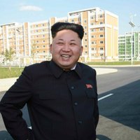 Ziemeļkorejas līderis pēc mēneša pārtraukuma sveiks un vesels parādās sabiedrībā