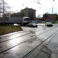 Foto: Divu auto avārija Čiekurkalnā