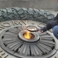 ЕСПЧ присудил 4000 евро украинке, осужденной за яичницу на Вечном огне в Киеве