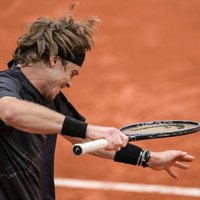 Video: Rubļevs "French Open" kortā ārdās visa mača garumā