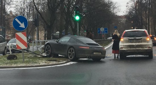 Foto: 'Porsche 911' ietriecies Gogoļa ielas norobežojošā barjerā