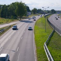Скорость на Юрмальском шоссе до осени 2020 года ограничена до 70 км/ч; призывают ездить на поезде