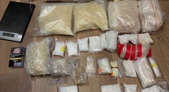 ФОТО: Плявниеки: полиция и спецназ изъяли почти 7 килограммов сильнодействующих наркотиков 