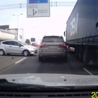 ВИДЕО: Во вторник утром на Южном мосту произошло очередное ДТП