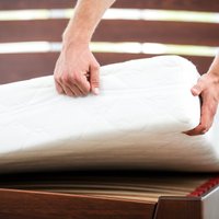 Kā mājas apstākļos iztīrīt matraci