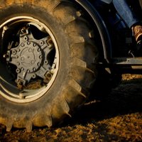 Daugavpils novadā traktors iegāžas dīķī un noslīkst tā vadītājs