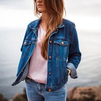 11 idejas, kā pavasarī valkāt universālo džinsa jaku