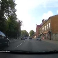Video: Auto Liepājā aiztraucas pie sarkanās gaismas