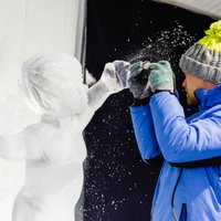 Foto: Jelgavā ledus skulptūrās atdzīvojas supervaroņi