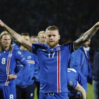 Video: Islandes futbolisti ar iespaidīgu sasaukšanos nosvin vēsturisko panākumu
