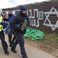 Izraēlā sākta evakuācija no nelegālas kolonistu apmetnes