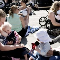 В Дании мамы протестуют против запрета грудного вскармливания