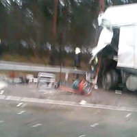 ВИДЕО: Тяжелая авария в Гаркалне - от кабины водителя ничего не осталось