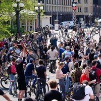 'Cehs.lv': Kāpēc velosipēdistiem patīk, ja visi tos ienīst? 'Kritiskās masas' recenzija