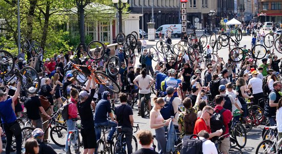 'Cehs.lv': Kāpēc velosipēdistiem patīk, ja visi tos ienīst? 'Kritiskās masas' recenzija
