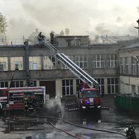 Video: Rīgā izcēlies ugunsgrēks divstāvu ēkā Sporta ielā