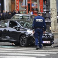 Parīzē atrasta vēl viena uzbrucēju automašīna un terorista īrēta istaba; mobilizēti 115 000 policistu un karavīru