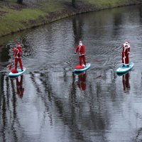 Kamanas ir pagātne – Rīgā Ziemassvētku veči airē ar SUP dēļiem