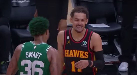 Video: 'Hawks' basketbolisti ar četriem mēģinājumiem nespēj ievadīt bumbu spēlē