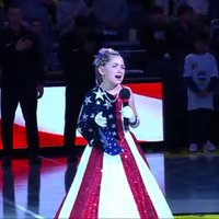 Teicams vai šausmīgs? Virāls kļūst meitenītes ASV himnas izpildījums pirms NBA spēles