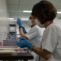 Covid-19: Japāna uzsāk masveida vakcinēšanas kampaņu Tokijā un Osakā