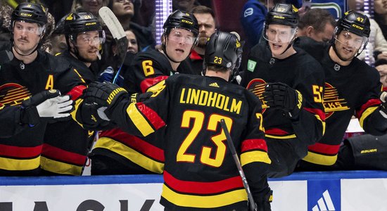 NHL līdervienība 'Canucks' ar Bļugeru ierindā izcilo sezonu turpina ar kārtējo uzvaru