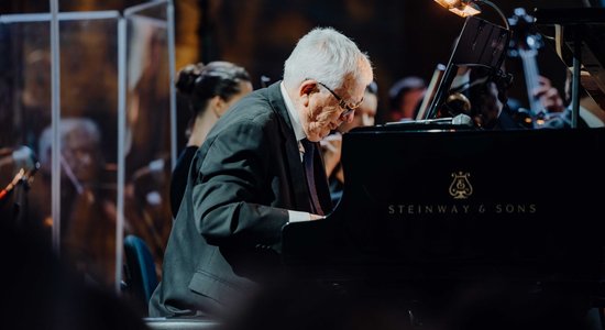 Foto: Maestro Raimonds Pauls Dzintaru koncertzālē uzstājas ar emocionālu koncertprogrammu
