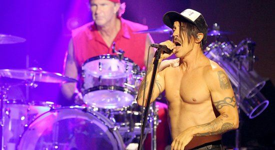 Белорусские таможенники заставили Red Hot Chili Peppers подписывать диски Metallica