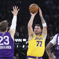 Dončičam blāvs sniegums viņa otrajā spēlē "Lakers" sastāvā