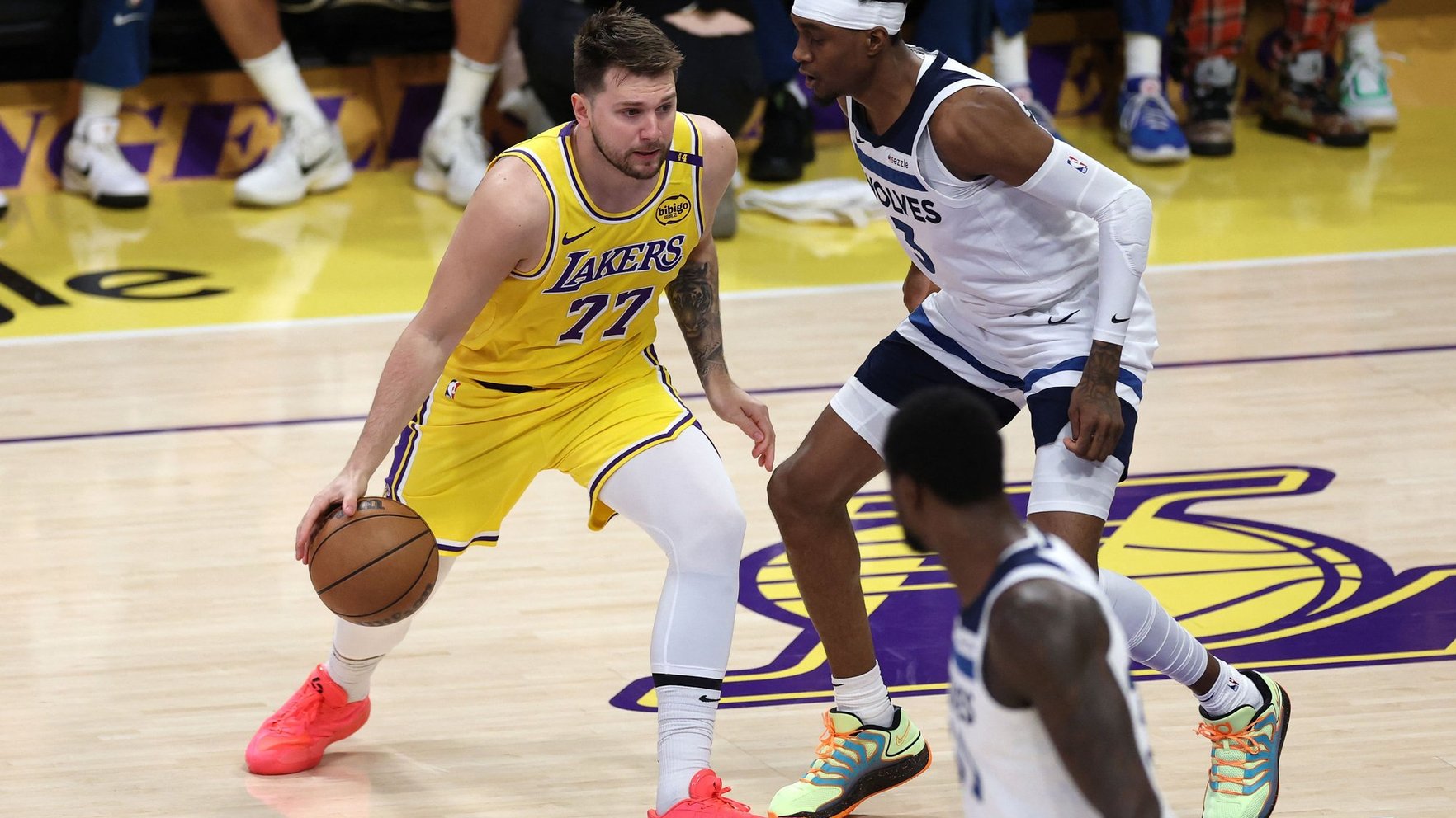 Dončičam iespaidīgs sniegums, "Lakers" revanšējas Minesotai
