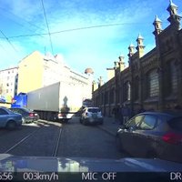 ВИДЕО: На улице Матиса фура не вписалась в поворот и заблокировала дорогу