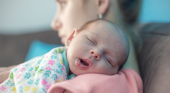 Valdībai būs jāizstrādā plāns dzemdību un pēcdzemdību atbalsta sniegšanai