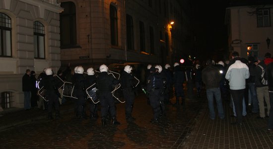 Pabeigta pirmā 13.janvāra grautiņu lieta; recidīvistam trīs gadi aiz restēm