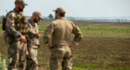 Palielinoties vējam Ādažu poligonā, liesmas tomēr izlaužas no ierobežotās teritorijas