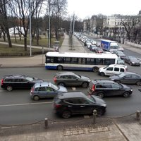 Foto: Valdemāra ielā sadūries satiksmes autobuss un auto