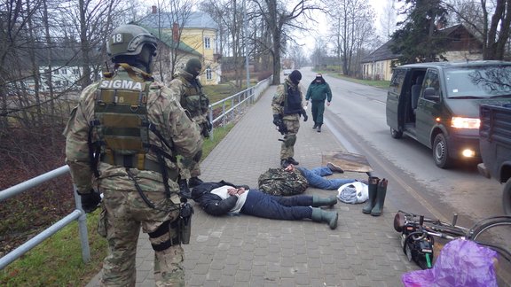 Foto: Likumsargi aiztur nelikumīgi pārvietotu Vjetnamas pilsoņu grupu - 8