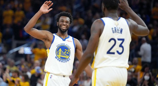 'Warriors' atrod citus varoņus un izcīna trešo uzvaru NBA finālsērijā