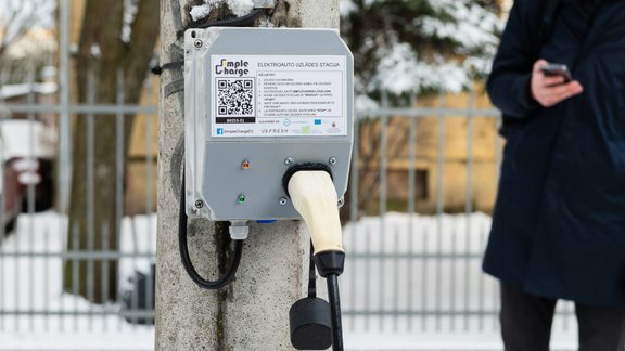 "SimpleCharge" elektrouzlādes stacija ielu apgaismojumu laternā - 2