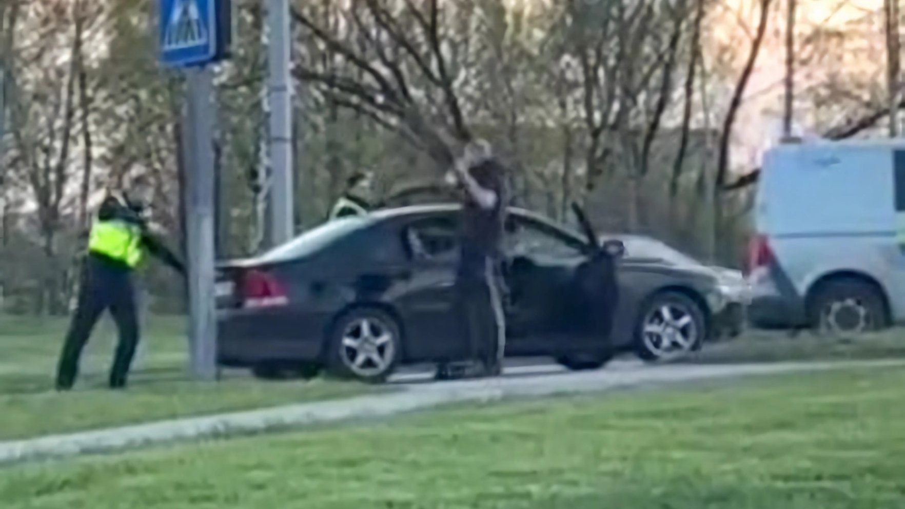 Video: Policija spiesta draudēt ar šaujamieroci, lai Rīgā apturēti dzērājšoferi