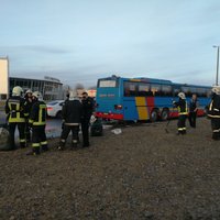 Foto: No pasažieru autobusa Rīgā uz brauktuves izlīst degviela