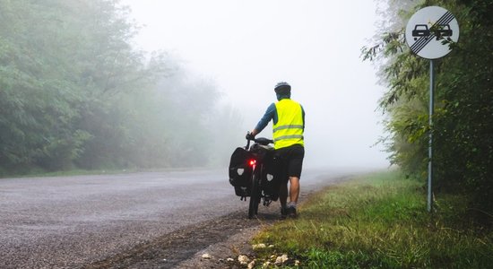 Latgalē pēc sadursmes ar auto bojā gājis velosipēdists