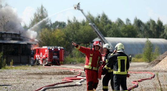 Trešo dienu VUGD slāpē "sarkano gaili" Ganību dambja angāros 