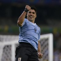 Svaress un Kavani ar gūtiem vārtiem palīdz Urugvajai ar uzvaru sākt 'Copa America'